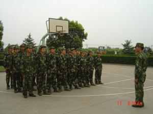 中国龙工为新员工进行军事训练