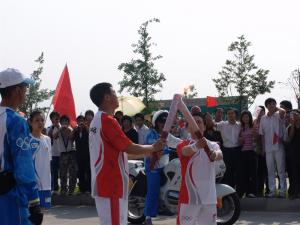 董事局主席李新炎先生在福建龙岩传递奥运圣火