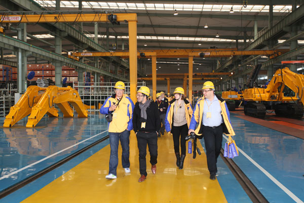 出席龙工海外代理商峰会的嘉宾参观龙工（上海）基地