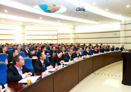 学习贯彻两会精神,努力开创龙工事业发展新局面